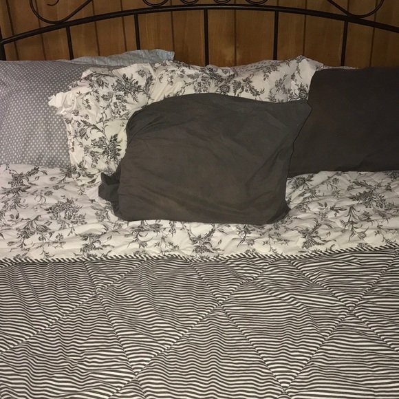 Reversible queen/full comforter - Picture 3 of 3